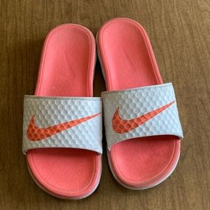 Nike slides white and pink size 6 barely worn